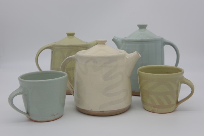 Sebastian Pertl - Teapots and mugs for right and left-handers